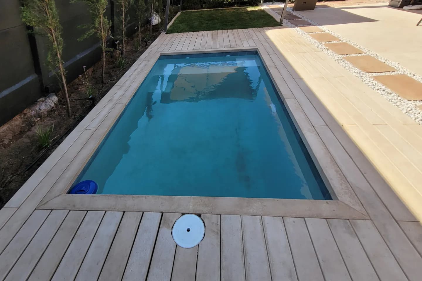 Piscina terminada con revestimiento y borde instalado