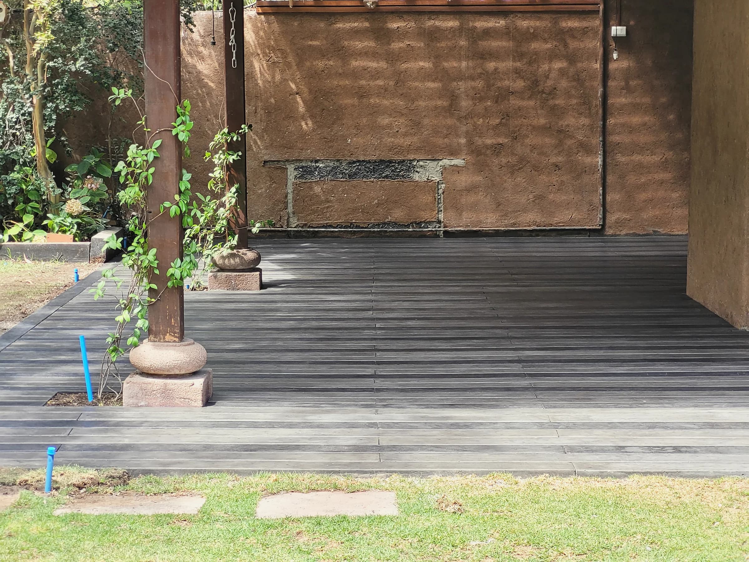 Deck de piedra instalado en salida de vivienda.