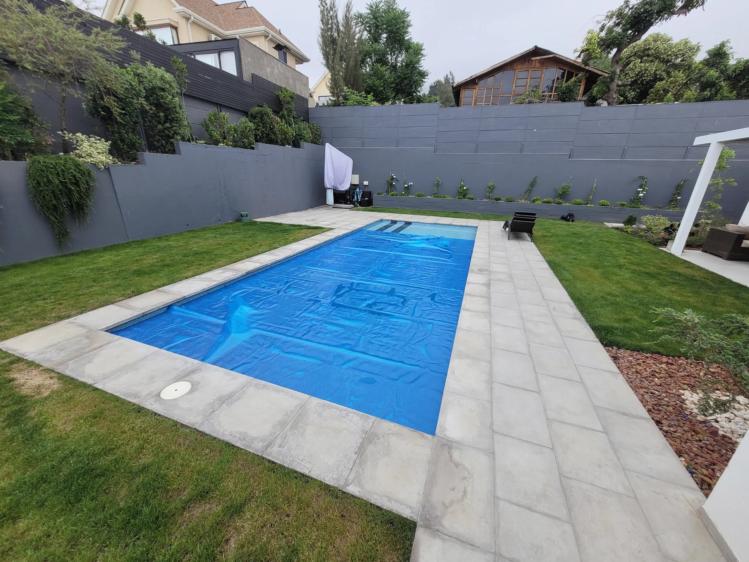 Piedra para terraza y borde durante la instalación.