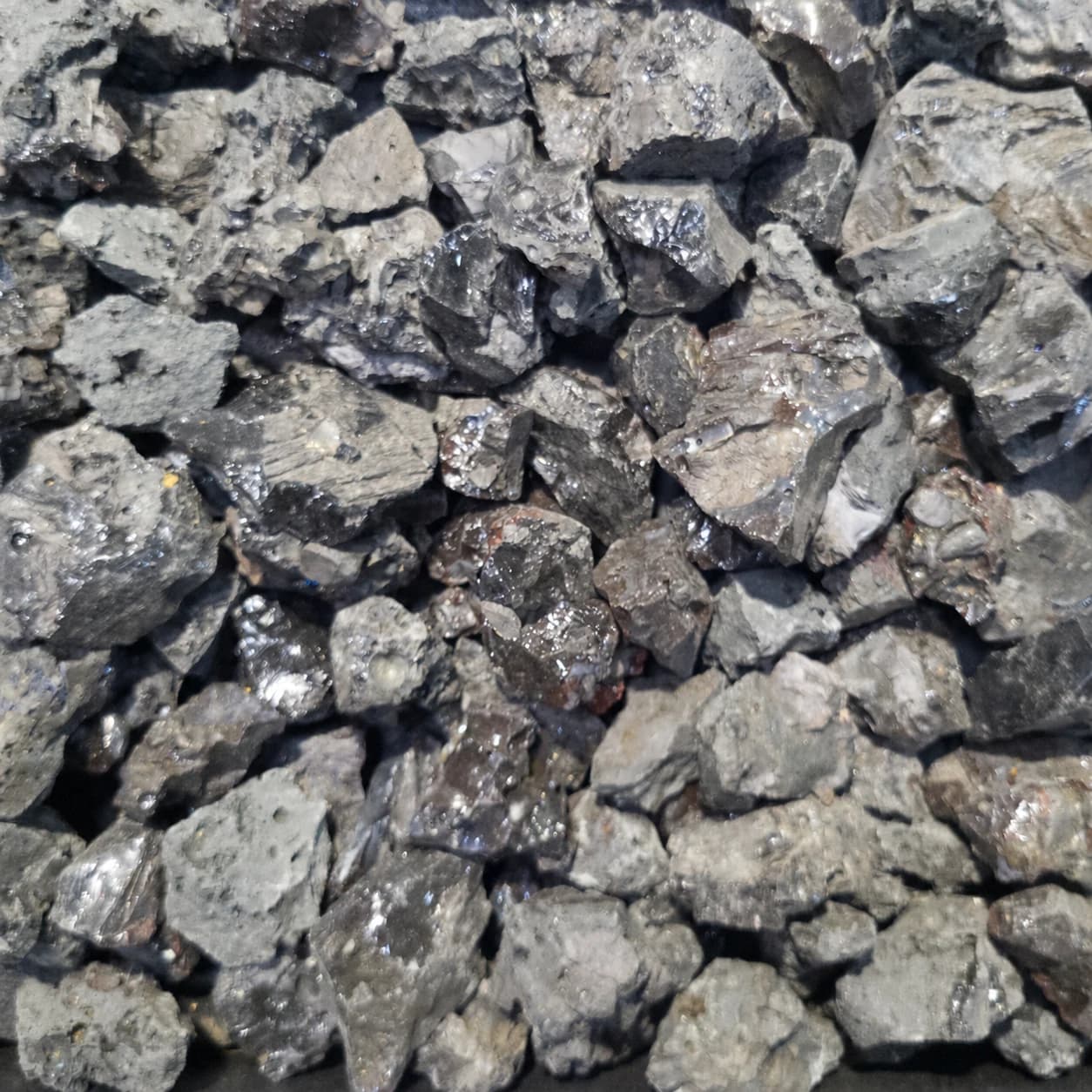 Detalle real de obsidiana gruesa como referencia del material