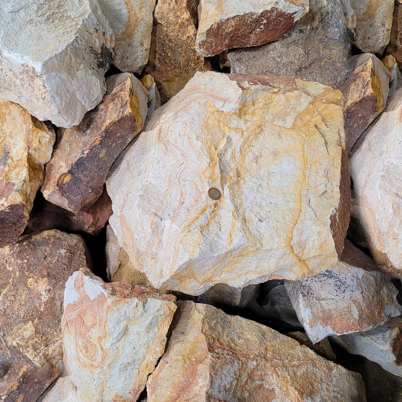 Rocas calizas naturales como referencia visual del material