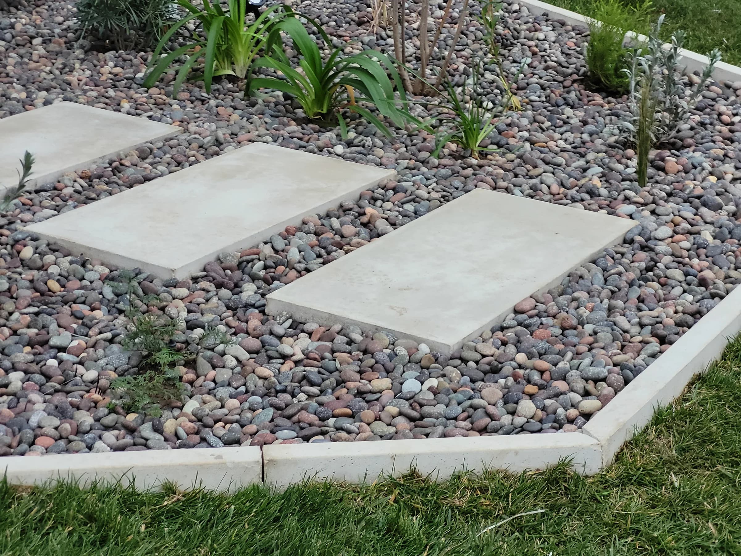 Sendero con huellas y piedra decorativa Piedras Jack en un jardín real
